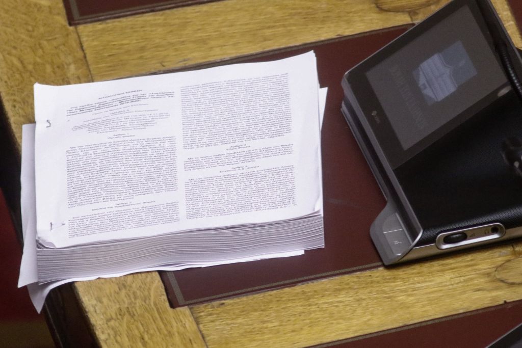 Ενταση στη Βουλή με «ξεπουλήματα», Μακεδονικά και «χακί»