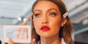 Το κόκκινο κραγιόν είναι μόδα και το καλοκαίρι