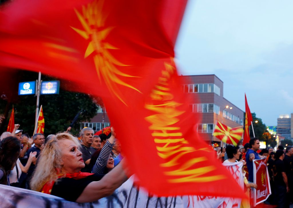 Σοβαρά επεισόδια στα Σκόπια – Επιχείρησαν να εισβάλουν στη Βουλή