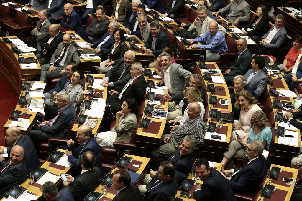 Υπερψηφίστηκε το πολυνομοσχέδιο με 154 υπέρ και 144 κατά