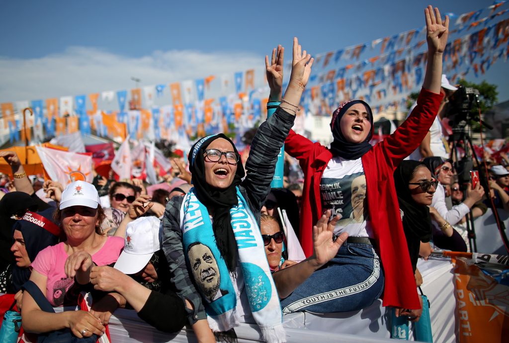 Νεκροί και τραυματίες σε προεκλογική συγκέντρωση στην Τουρκία