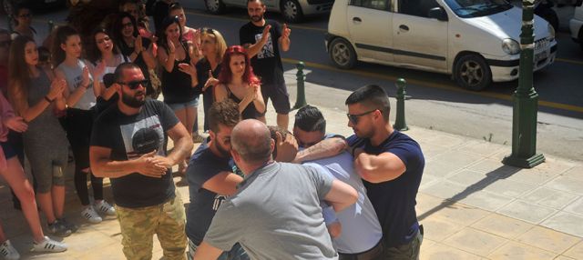 Χειροκροτώντας τον δολοφόνο…