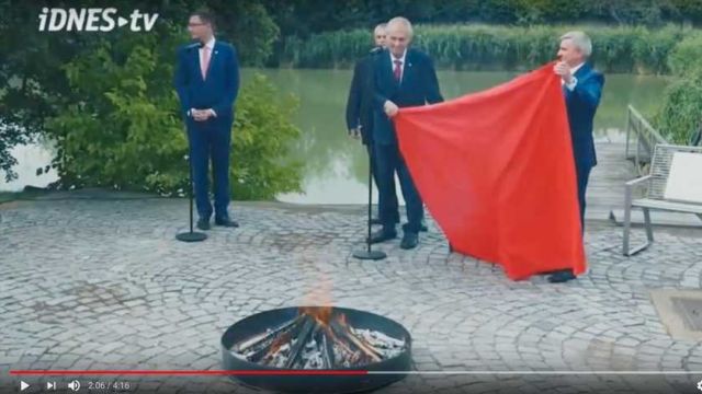 Πρόκληση του προέδρου της Τσεχίας με… κάψιμο εσωρούχου