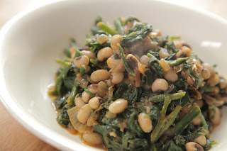 Μαυρομάτικα φασόλια με σπανάκι και άλλα χορταρικά