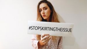 Βρετανία: Ποινικοποιούνται οι φωτογραφίες κάτω από τις φούστες γυναικών