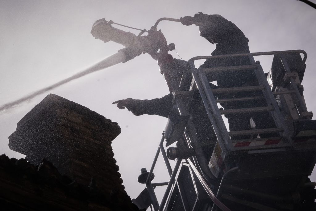 Στις φλόγες τυλίχτηκε κτίριο στο κέντρο της Αθήνας