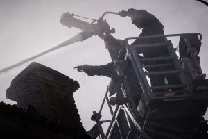 Στις φλόγες τυλίχτηκε κτίριο στο κέντρο της Αθήνας