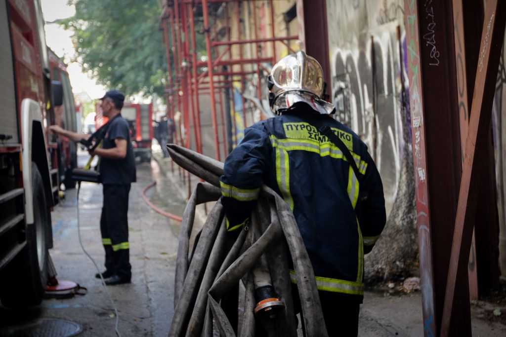 Υπό έλεγχο οι πυρκαγιές στη Νέα Μάκρη και στο κέντρο της Αθήνας