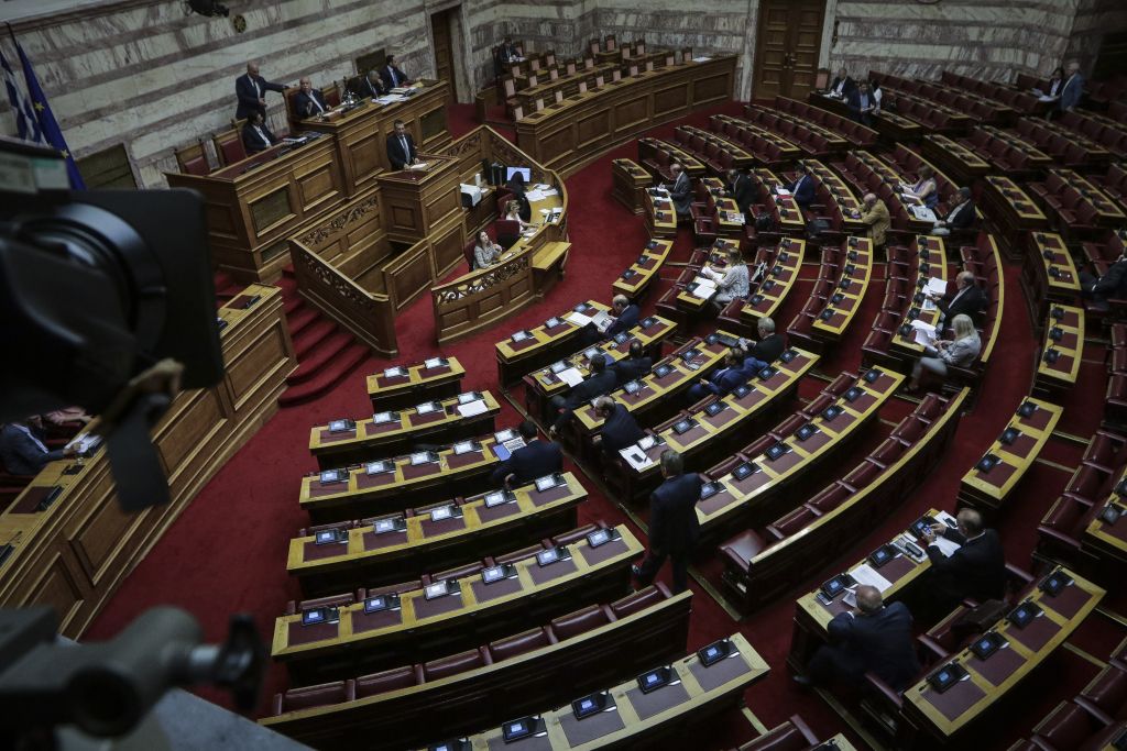 Σε υψηλούς τόνους η συζήτηση στη Βουλή με αιχμή το Μακεδονικό (live)