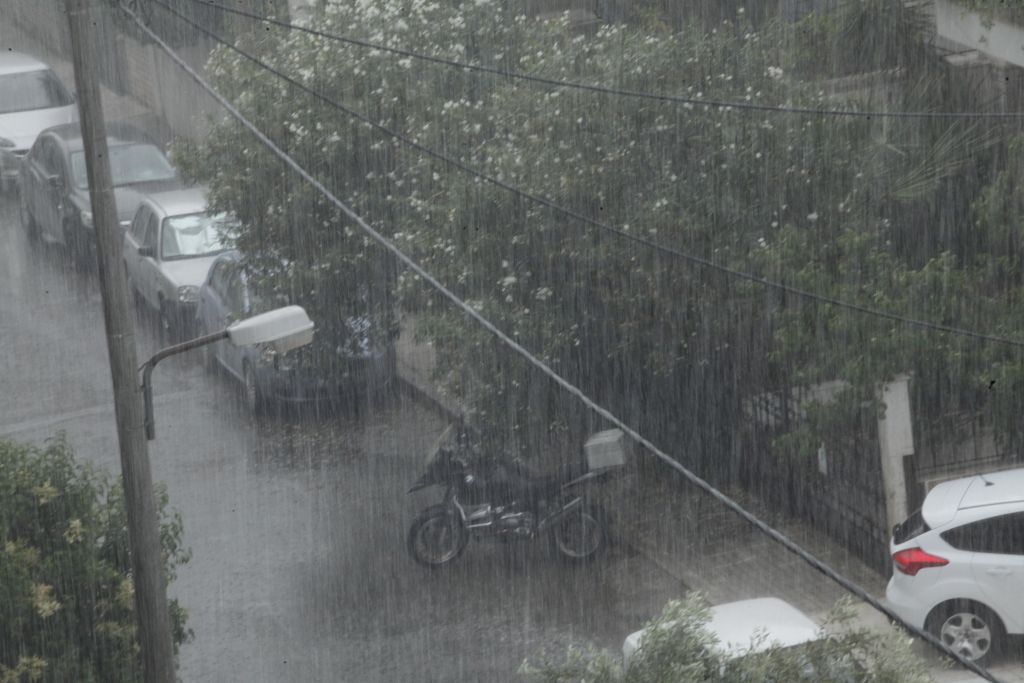 Καταιγίδες και έντονα φαινόμενα στην Αττική – Πλημμύρισαν δρόμοι