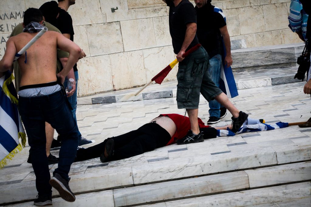 Σοβαρά επεισόδια με μολότοφ και χρήση χημικών έξω από τη Βουλή