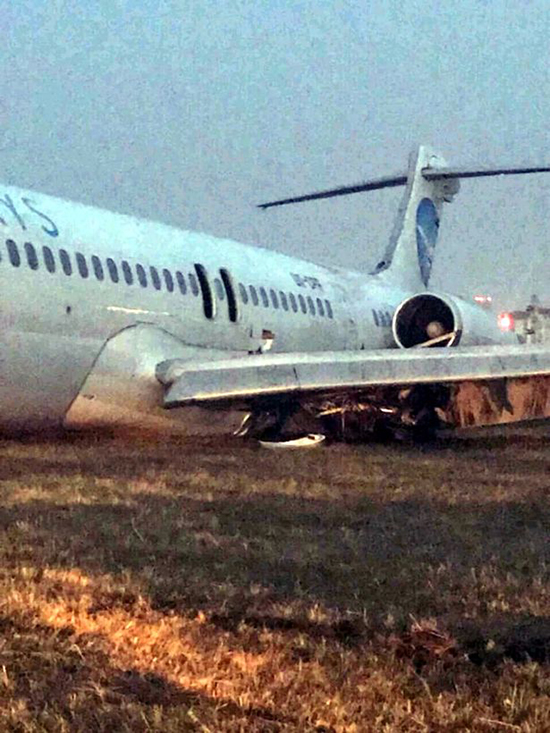 Αεροσκάφος τυλίχθηκε στις φλόγες στη διάρκεια αναγκαστικής προσγείωσης