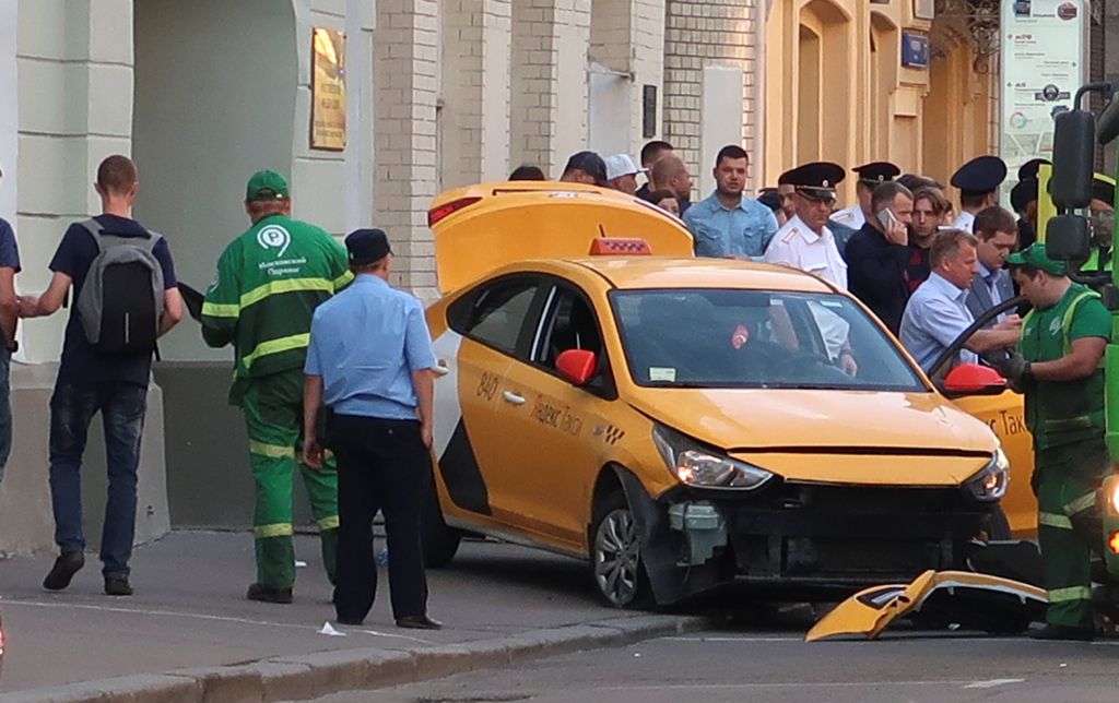 Τον πήρε ο ύπνος στο τιμόνι τον οδηγό του ταξί που έπεσε πάνω σε πλήθος στη Μόσχα