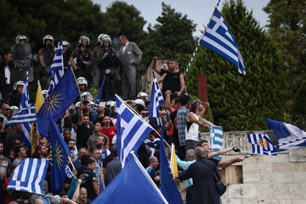 Επίθεση με ρόπαλα δέχθηκαν αυτοκίνητα βουλευτών – Εισβολή δύο ατόμων στη Βουλή