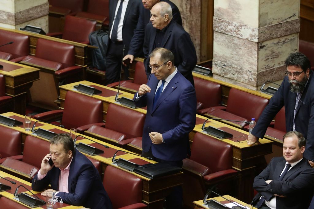 Καταψήφισε την κυβέρνηση… κάνοντας το σταυρό του