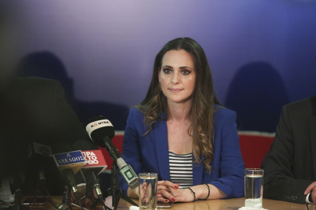 Υπό διάλυση οι ΑΝΕΛ: Αποχώρησε η Μ. Παπαδοπούλου με «βόμβες» κατά της συμφωνίας