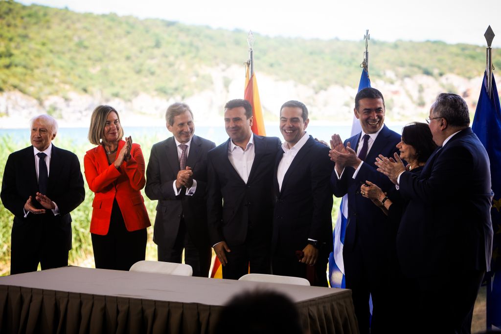 Βρυξέλλες: Διαψεύδεται σύνδεση μείωσης χρέους με συμφωνία για «Βόρεια Μακεδονία»