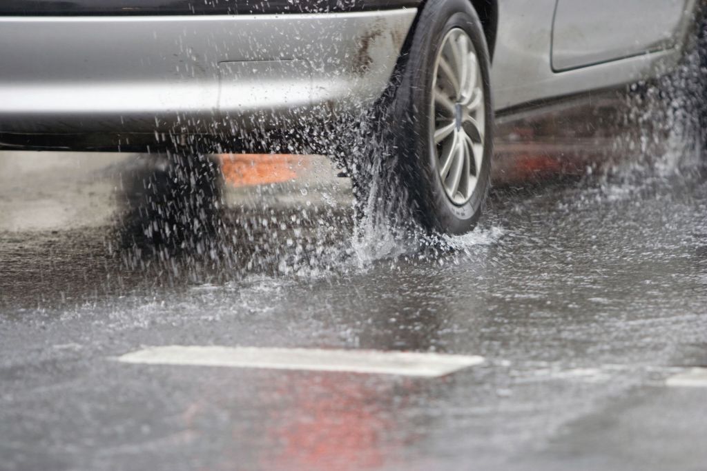 Τι πρέπει να γνωρίζετε όταν οδηγείτε υπό βροχή, ο κίνδυνος της υδρολίσθησης