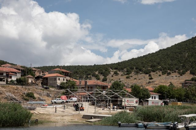 Με πένθιμες καμπάνες και μαύρες σημαίες