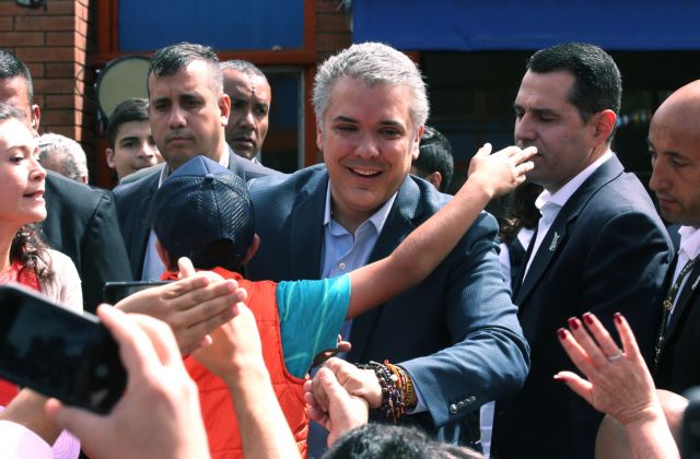 Ο δεξιός Ντούκε είναι ο νέος πρόεδρος της Κολομβίας