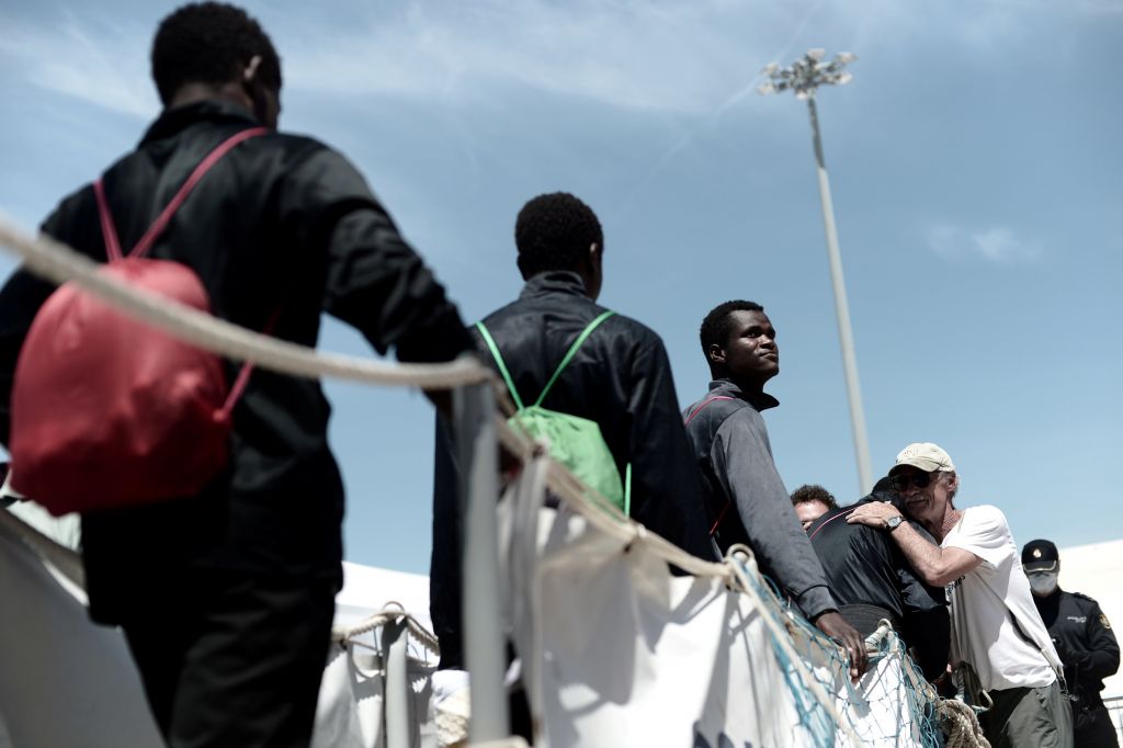 Ιταλία: Δύο μέρες έκανε να «δέσει» πλοίο του πολεμικού ναυτικού με πρόσφυγες