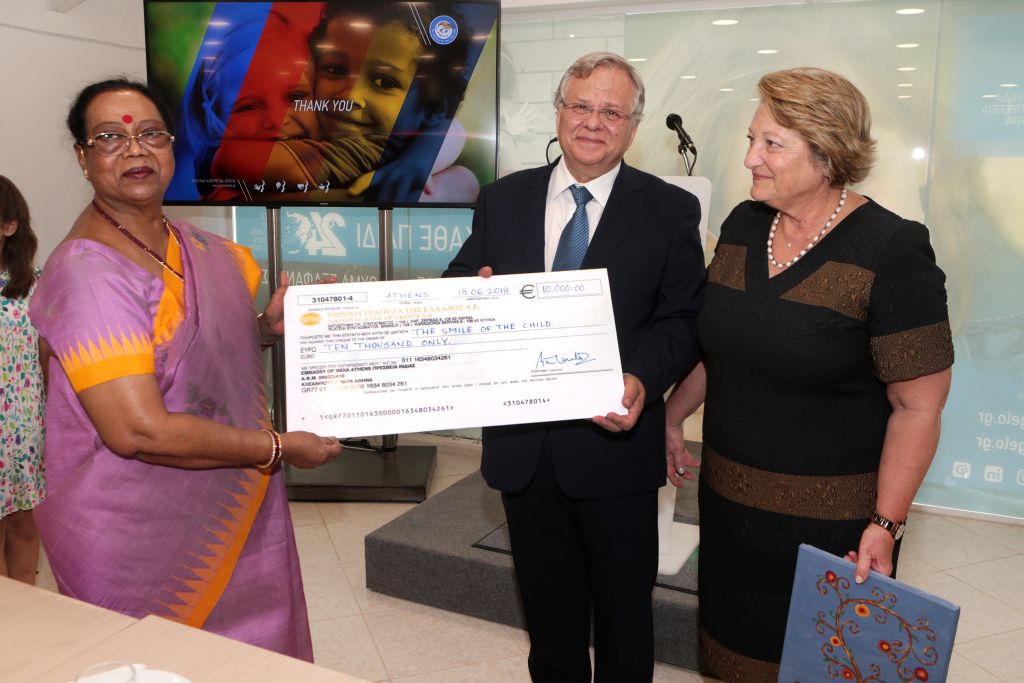 Χρηματική επιταγή στο «Χαμόγελο του Παιδιού» προσέφερε η σύζυγος του ινδού προέδρου