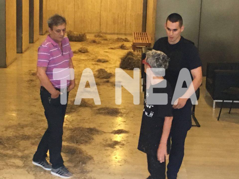 Πέταξαν σανό στην είσοδο των γραφείων των ΑΝΕΛ