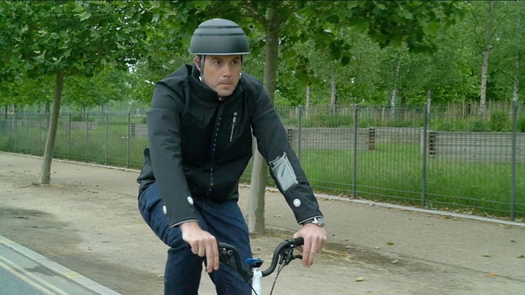 Έξυπνο μπουφάν για ποδηλάτες ενημερώνει τους οδηγούς IX για την παρουσία τους