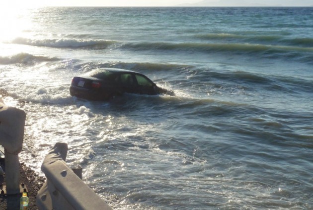 Εφιάλτης στην Αιδηψό: Αυτοκίνητο έπεσε στη θάλασσα, γλίτωσαν γυναίκα και παιδί