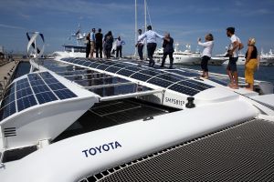 Καταμαράν που κινείται μόνο με ΑΠΕ κατέπλευσε στον Φλοίσβο