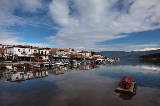Το αρχοντικό λιμάνι με τα παλιά αρχοντικά