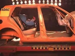 Παιδικό κάθισμα: Δείτε τι συμβαίνει όταν το παιδί δεν είναι δεμένο μέσα στο ΙΧ