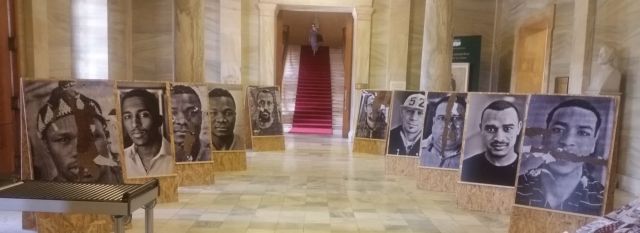 Σχισμένα πορτρέτα προσφύγων από τη Γενεύη στην Αθήνα