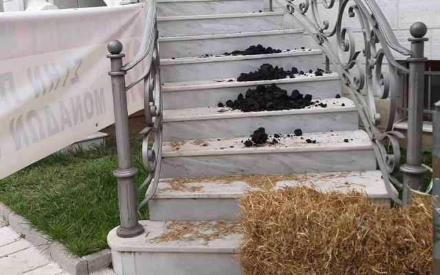 Υποδοχή με σανό και κάρβουνο για τον Φάμελλο στη Μεγαλόπολη (βίντεο)