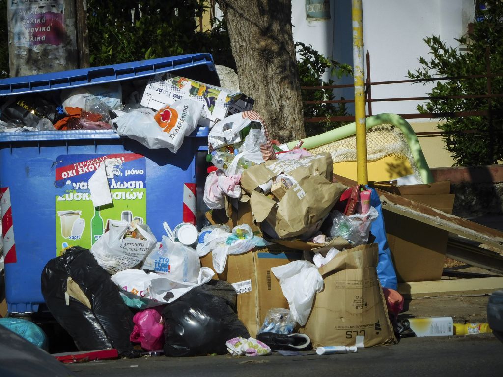 Θα χρειαστούν μέρες για να μαζευτούν οι χιλιάδες τόνοι σκουπιδιών από τους δρόμους