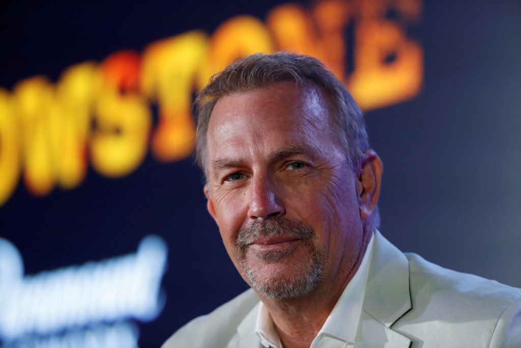 Ο Κέβιν Κόστνερ διαμαρτύρεται