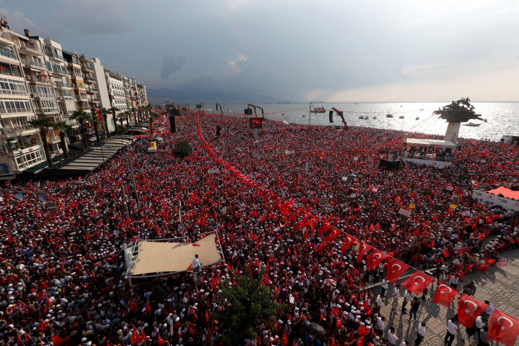 Μεγαλειώδης η προεκλογική συγκέντρωση του Ιντζέ στη Σμύρνη