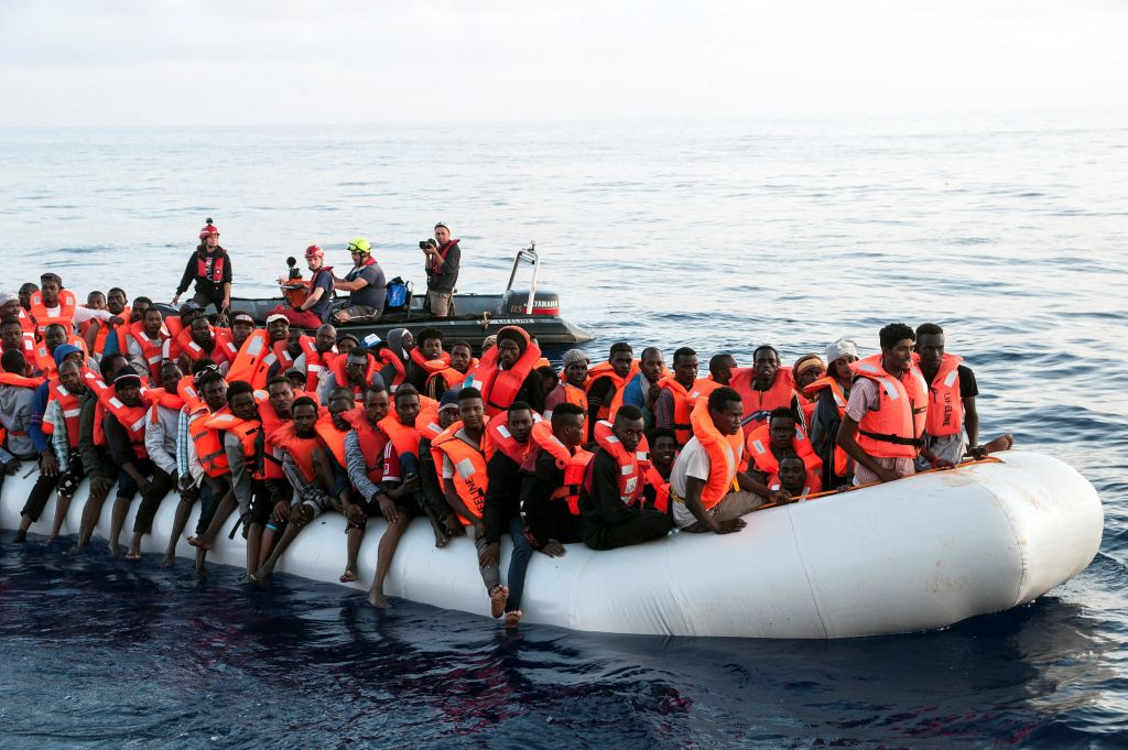 Συνεχίζεται η «Οδύσσεια» μεταναστών και προσφύγων σε «ανεπιθύμητα» πλοία