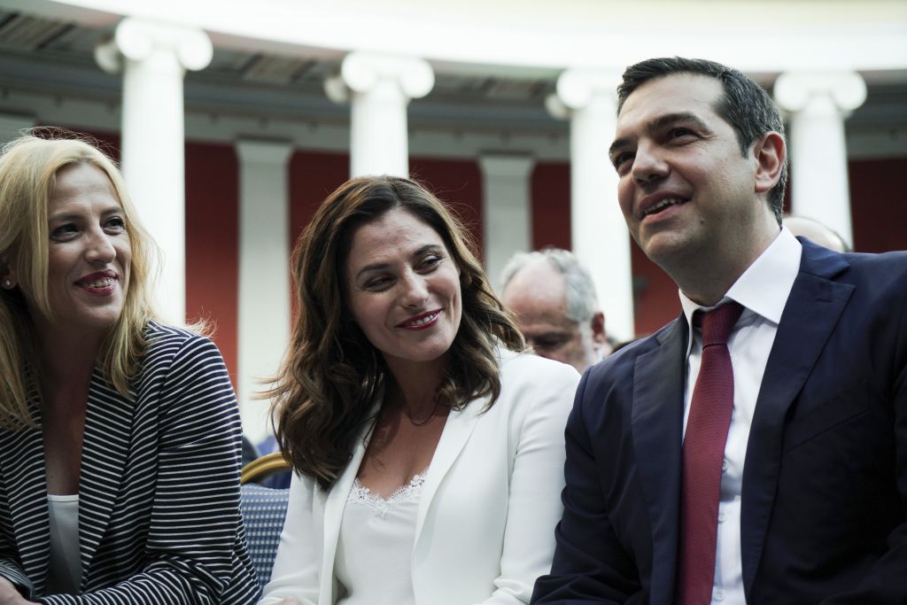 Με γραβάτα ο Τσίπρας στη φιέστα της κυβέρνησης για το χρέος (Φωτογραφίες)