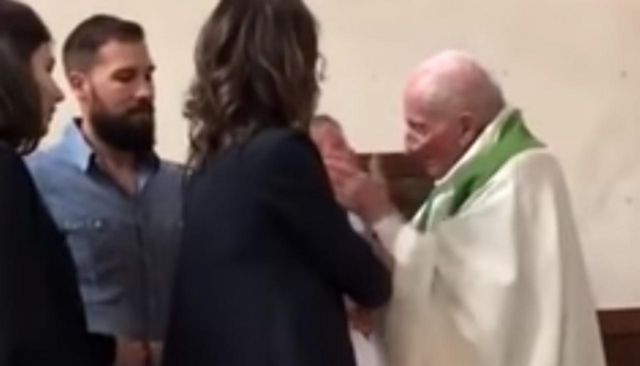 Σε διαθεσιμότητα ο ιερέας που χαστούκισε μωρό κατά τη βάπτιση του