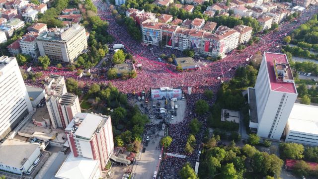 Πλήθος κόσμου για τον βασικό αντίπαλο του Ερντογάν στην Αγκυρα