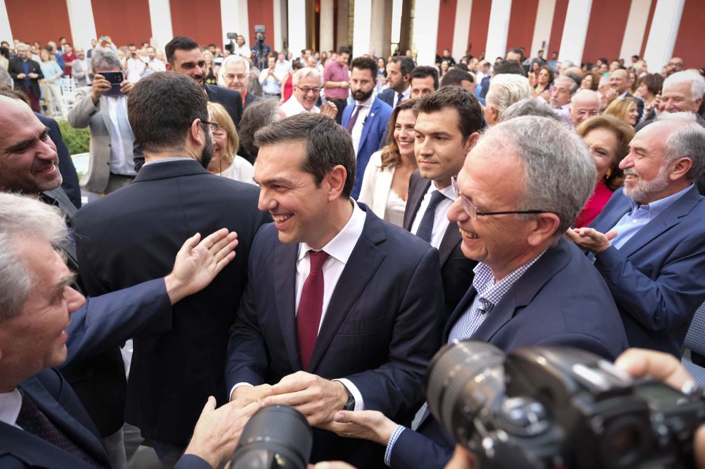 Κατάρρευση της κυβέρνησης και σχέδιο «λάσπη στον ανεμιστήρα»