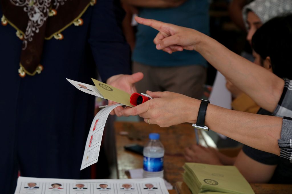 Επεισόδια σε εκλογικές περιφέρειες της Τουρκίας – Κρούσματα νοθείας
