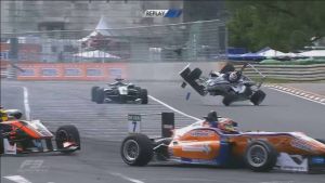 Σφοδρό ατύχημα στην Formula3 παραλίγο να στοιχίσει τη ζωή σε δύο οδηγούς