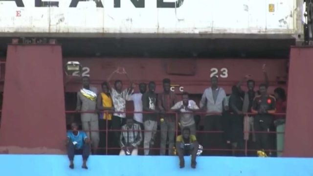 Επιασαν τελικά λιμάνι οι 110 πρόσφυγες στη Σικελία