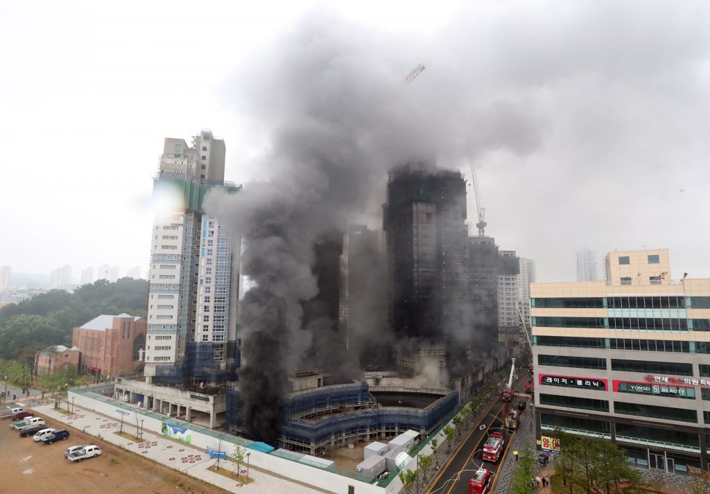 Φονική πυρκαγιά σε υπό ανέγερση ουρανοξύστη – Στους τρεις οι νεκροί