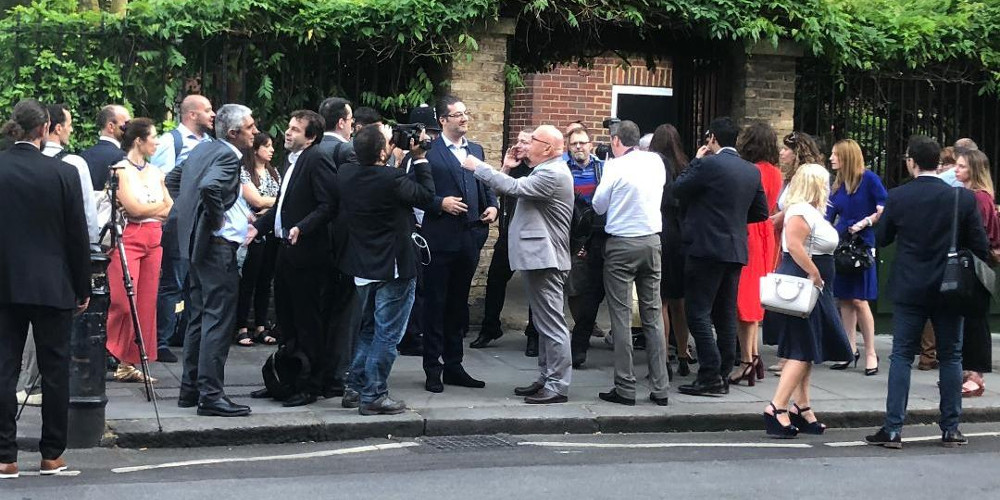 Πώς επιτέθηκαν φραστικά στον Τσίπρα – Το παρασκήνιο του Λονδίνου (βίντεο)