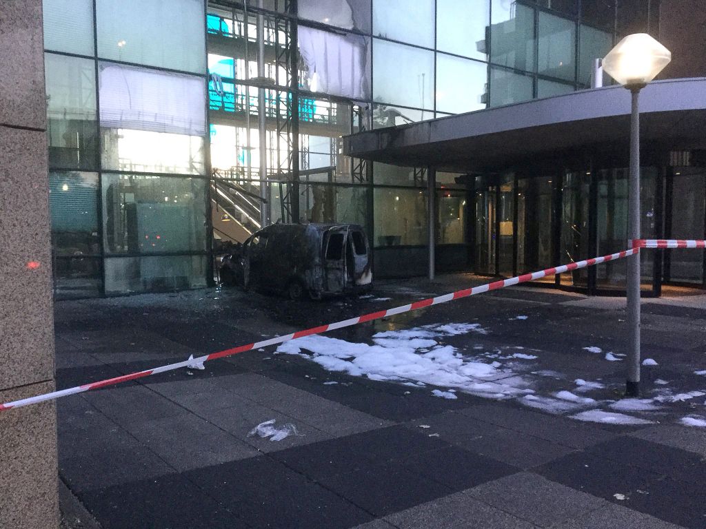 Ολλανδία: Φορτηγάκι έπεσε πάνω στην είσοδο της εφημερίδας De Telegraaf