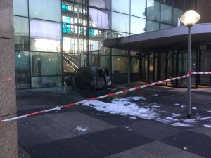 Ολλανδία: Φορτηγάκι έπεσε πάνω στην είσοδο της εφημερίδας De Telegraaf