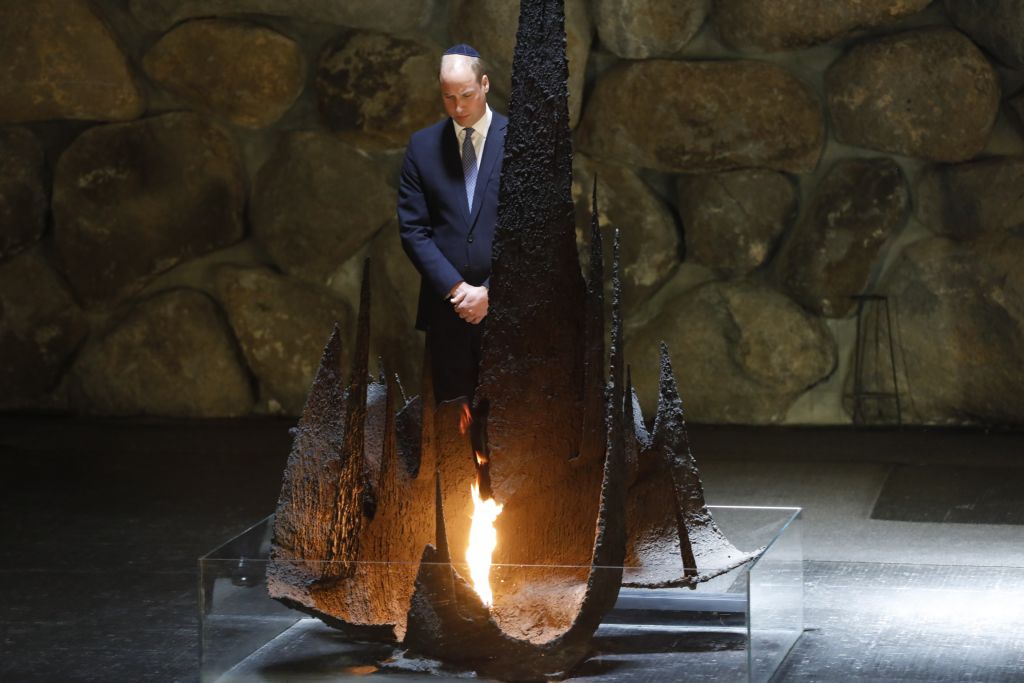 Ο πρίγκιπας Ουίλιαμ τιμά τα θύματα του Ολοκαυτώματος στο Ισραήλ
